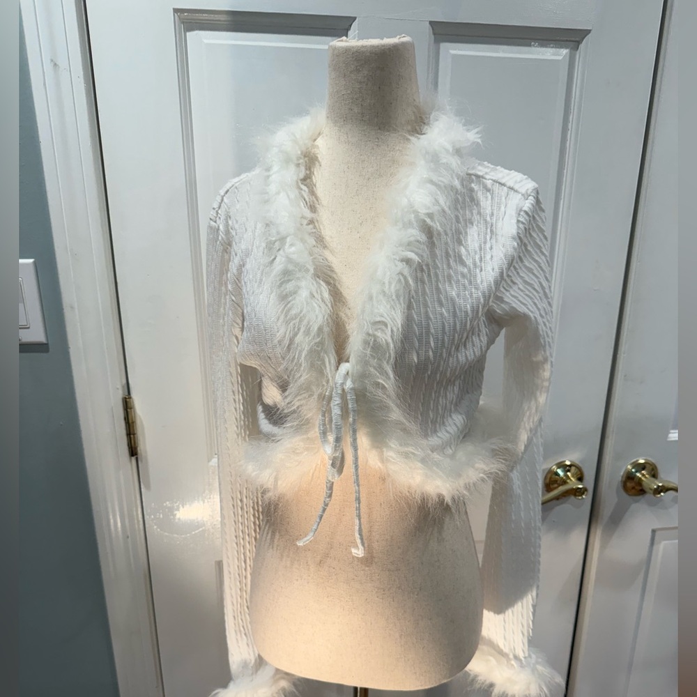 Evening wrap White Med Polyester Knit Crop faux fur collar shrug.
